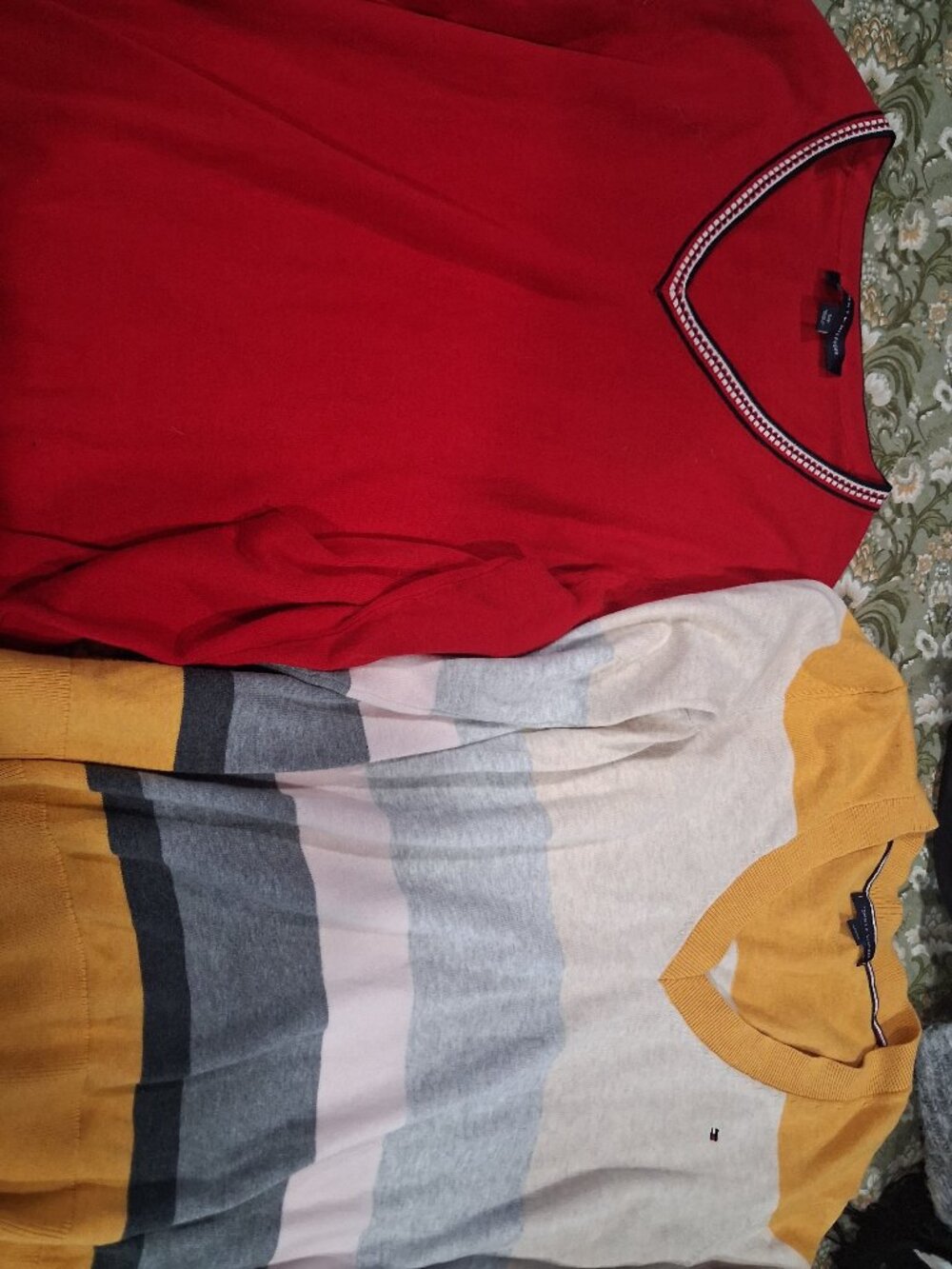 Tommy highfiler v neck sweaters